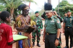 Pemasangan mahkota di kepala Mayjen TNI Bakti Agus Fadjari S.I.P., M.Si dan memberikan noken sebagai ucapan selamat datang..